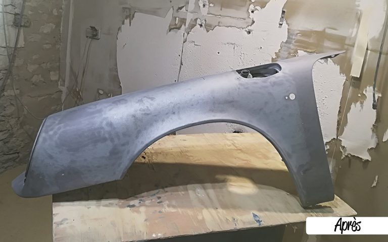 Aile de Porsche 911 après aérogommage