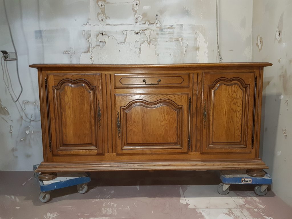 Decaporne-bas-de-buffet-avant-décapage